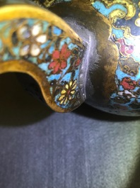 Een Chinese cloisonn&eacute; schenkkan met boeddhistische leeuwen, Ming