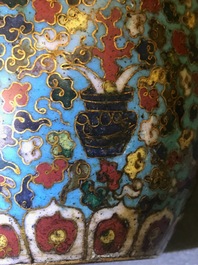 Een Chinese cloisonn&eacute; schenkkan met boeddhistische leeuwen, Ming