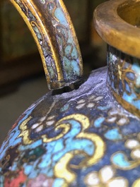 Een Chinese cloisonn&eacute; schenkkan met boeddhistische leeuwen, Ming