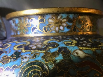 Een Chinese cloisonn&eacute; schenkkan met boeddhistische leeuwen, Ming