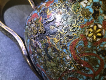 Een Chinese cloisonn&eacute; schenkkan met boeddhistische leeuwen, Ming