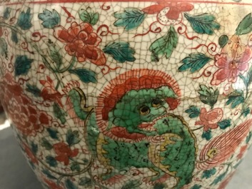 Een Chinese polychrome Swatow pot met boeddhistische leeuwen, Ming