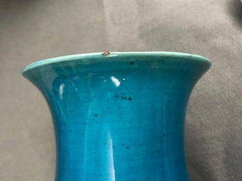 A Chinese monochrome turquoise rouleau vase, 18/19th C.