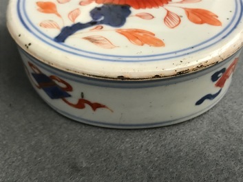 Une paire de pots couverts en porcelaine de Chine de style Imari, Kangxi