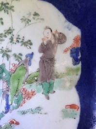 Een Chinese famille verte schotel met poederblauwe fondkleur, Kangxi