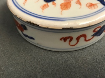 Une paire de pots couverts en porcelaine de Chine de style Imari, Kangxi