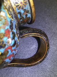 Une verseuse en &eacute;maux cloisonn&eacute;s &agrave; d&eacute;cor de lions bouddhistes, Ming