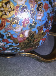 Een Chinese cloisonn&eacute; schenkkan met boeddhistische leeuwen, Ming