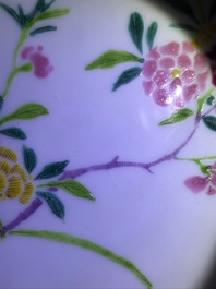 Een paar Chinese famille rose schotels met floraal decor, Yongzheng merk en periode