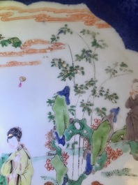 Een Chinese famille verte schotel met poederblauwe fondkleur, Kangxi