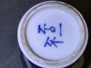 Een paar zeldzame Chinese blauwwitte miniatuur vaasjes met pseudo-Delfts merk, Kangxi