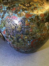 Een Chinese cloisonn&eacute; schenkkan met boeddhistische leeuwen, Ming