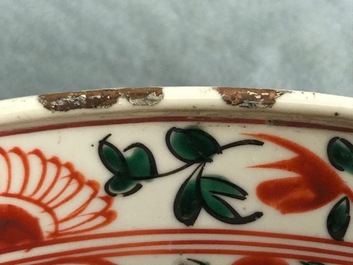 Een Chinese polychrome Swatow schotel met twee figuren in een landschap, Ming