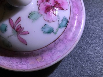 Une th&eacute;i&egrave;re couverte et une assiette en porcelaine de Chine famille rose, Yongzheng/Qianlong