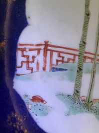 Un plat en porcelaine de Chine famille verte sur fond bleu poudr&eacute;, Kangxi