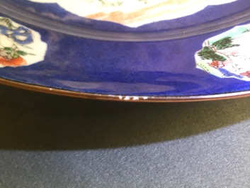 Un plat en porcelaine de Chine famille verte sur fond bleu poudr&eacute;, Kangxi