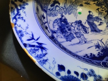 Une paire de bassins en porcelaine de Chine bleu et blanc &agrave; d&eacute;cor de figures dans un jardin, Yongzheng