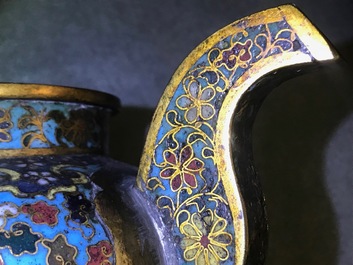 Une verseuse en &eacute;maux cloisonn&eacute;s &agrave; d&eacute;cor de lions bouddhistes, Ming