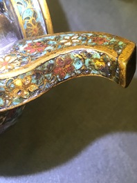 Een Chinese cloisonn&eacute; schenkkan met boeddhistische leeuwen, Ming