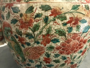 Een Chinese polychrome Swatow pot met boeddhistische leeuwen, Ming
