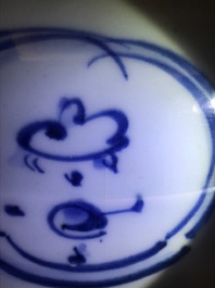 Un plat en porcelaine de Chine bleu et blanc de type kraak &agrave; d&eacute;cor d'un dragon, Wanli