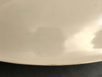 Un plat en porcelaine de Chine famille rose, Yongzheng