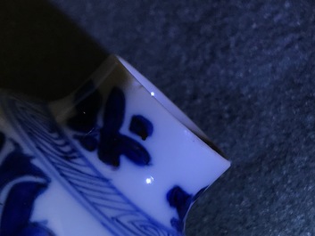 Een paar zeldzame Chinese blauwwitte miniatuur vaasjes met pseudo-Delfts merk, Kangxi
