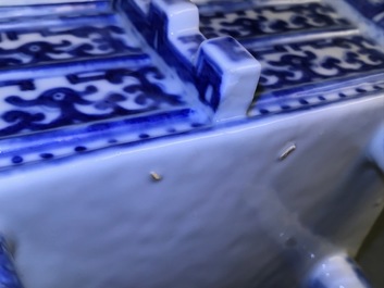 Un br&ucirc;le-parfum de type ding en porcelaine de Chine bleu et blanc, 18/19&egrave;me