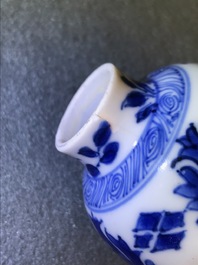 Een paar zeldzame Chinese blauwwitte miniatuur vaasjes met pseudo-Delfts merk, Kangxi