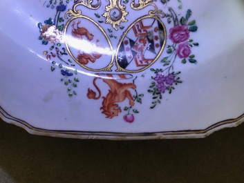 Une paire d'assiettes armori&eacute;es en porcelaine de Chine famille rose pour le march&eacute; anglais, Qianlong