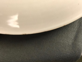 Un plat en porcelaine de Chine famille rose, Yongzheng