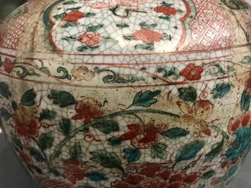 Un vase en porcelaine de Chine dite 'de Swatow' &agrave; d&eacute;cor polychrome de lions bouddhistes, Ming