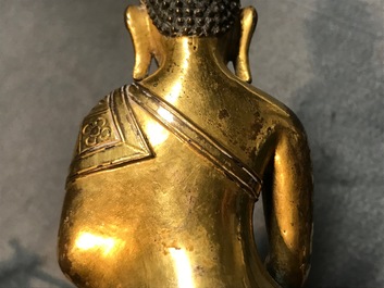 Twee Sino-Tibetaanse verguld bronzen figuren van Boeddha Shakyamuni en Avalokitesvara, 18/19e eeuw