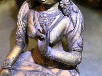 Une figure d'une Tara Blanche en bronze dor&eacute;, Sino-Tibet, Ming