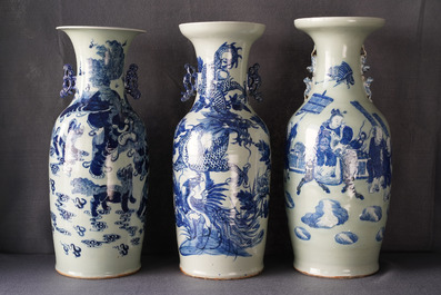 Trois vases en porcelaine de Chine bleu et blanc sur fond c&eacute;ladon, 19&egrave;me