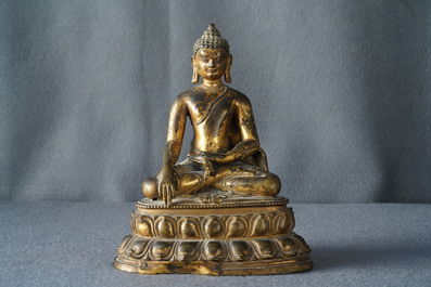 Een verguld bronzen figuur van Boeddha Shakyamuni, Tibet, 14/15e eeuw