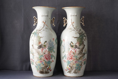 A pair of Chinese qianjiang cai vases with peacocks and flowers, 19/20th C.