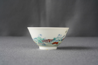 Un bol &agrave; th&eacute; en porcelaine de Chine doucai &agrave; d&eacute;cor de gar&ccedil;ons jouants, marque de Yongzheng, 19/20&egrave;me