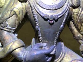 Een Sino-Tibetaanse ingelegde verguld bronzen figuur van Ushnishavijaya, 18e eeuw