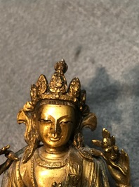 Twee Sino-Tibetaanse verguld bronzen figuren van Boeddha Shakyamuni en Avalokitesvara, 18/19e eeuw