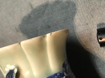 Quatre vases en porcelaine de Chine bleu, blanc et c&eacute;ladon, 19/20&egrave;me