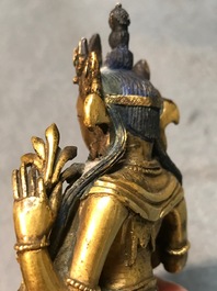 Twee Sino-Tibetaanse verguld bronzen figuren van Boeddha Shakyamuni en Avalokitesvara, 18/19e eeuw