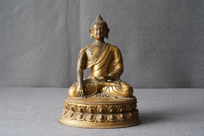 Een verguld bronzen figuur van Boeddha Shakyamuni, Tibet, 15/16e eeuw