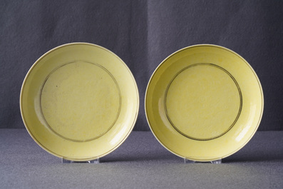 Une paire de coupes en porcelaine de Chine jaune monochrome &agrave; d&eacute;cor de dragons, marque et prob. &eacute;poque de Tongzhi