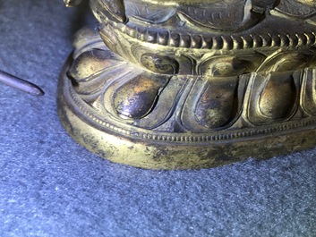 Een Sino-Tibetaanse ingelegde verguld bronzen figuur van Ushnishavijaya, 18e eeuw