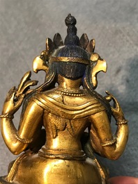 Twee Sino-Tibetaanse verguld bronzen figuren van Boeddha Shakyamuni en Avalokitesvara, 18/19e eeuw