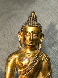 Twee Sino-Tibetaanse verguld bronzen figuren van Boeddha Shakyamuni en Avalokitesvara, 18/19e eeuw