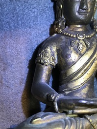 Une figure d'Amitayus en bronze dor&eacute;, Sino-Tibet, Qianlong