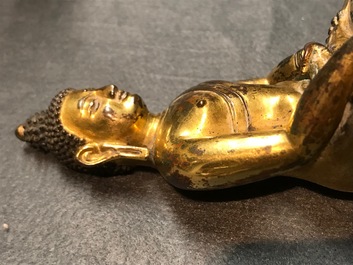 Twee Sino-Tibetaanse verguld bronzen figuren van Boeddha Shakyamuni en Avalokitesvara, 18/19e eeuw