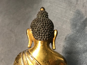 Twee Sino-Tibetaanse verguld bronzen figuren van Boeddha Shakyamuni en Avalokitesvara, 18/19e eeuw